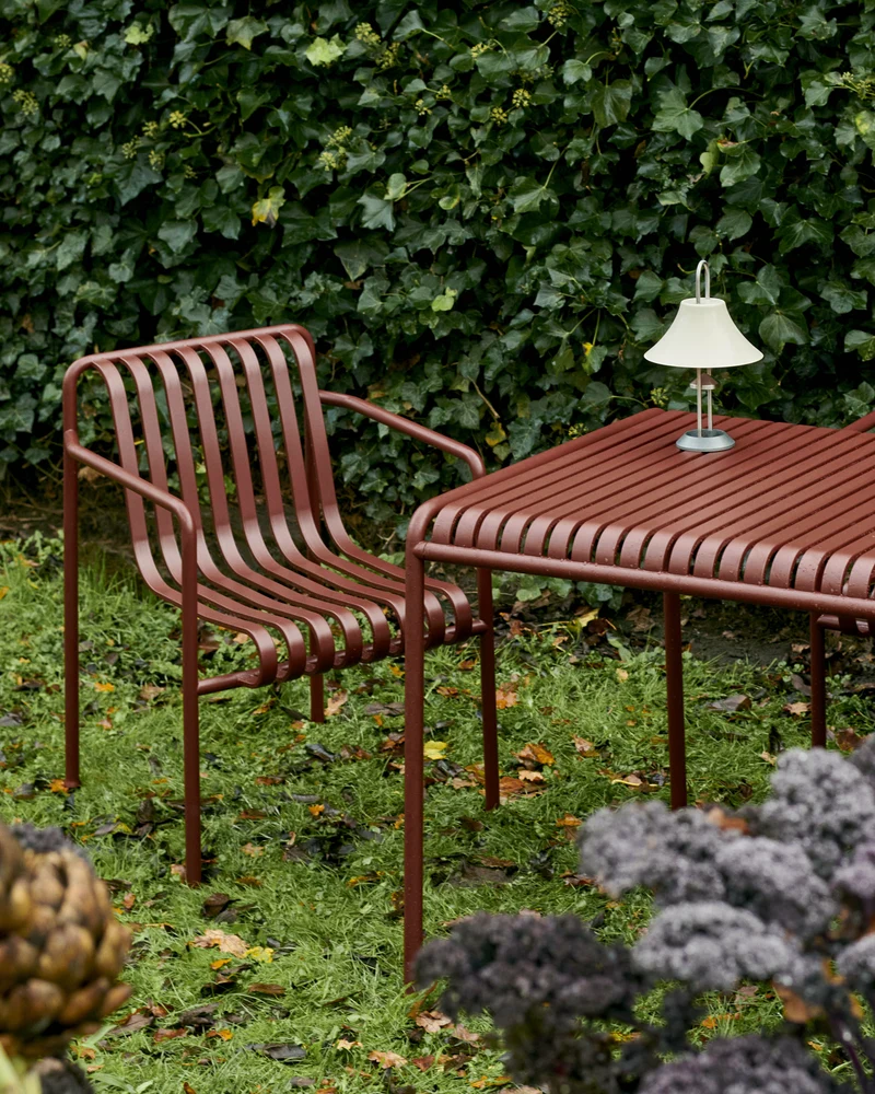 Table à manger d'extérieur en métal rouge 82,5x90cm Palissade - HAY