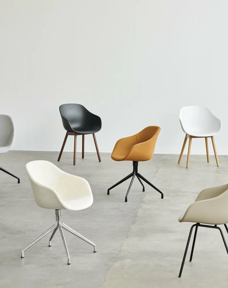 Chaise avec accoudoirs en plastique recyclé dusty mint et pieds en aluminium AAC 220 2.0 - HAY