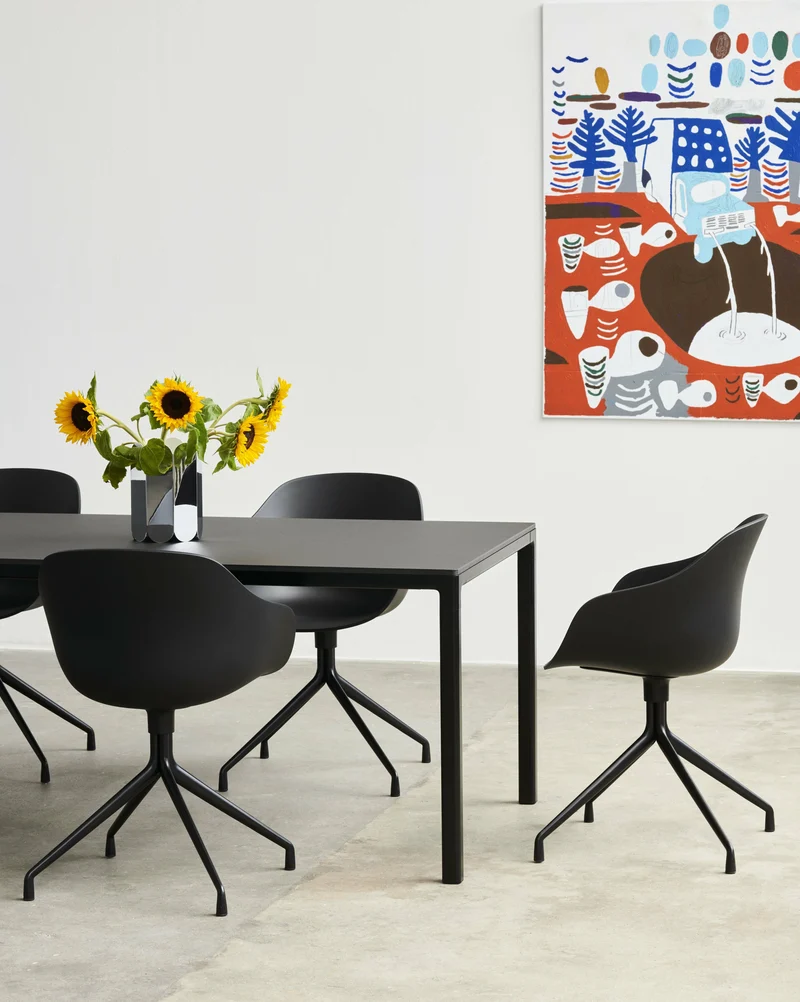 Chaise avec accoudoirs en plastique recyclé bleu ardoise et pieds en aluminium AAC 220 2.0 - HAY