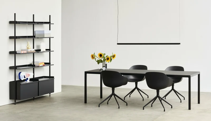 Chaise avec accoudoirs en plastique recyclé noir et pieds noirs AAC 220 2.0 - HAY