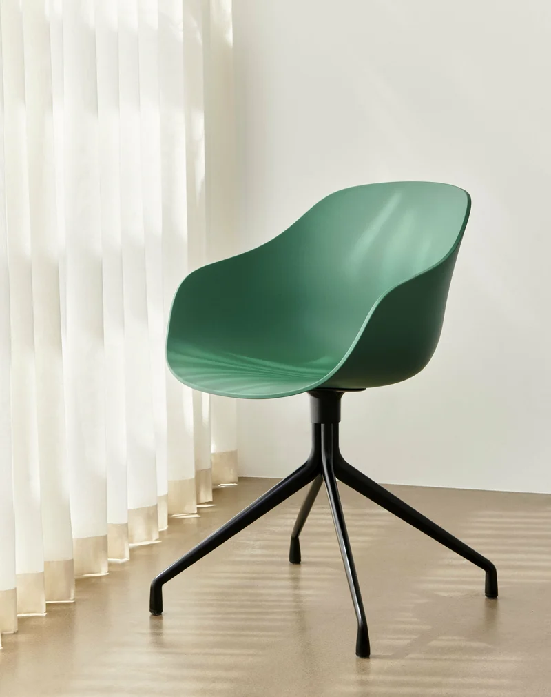 Chaise avec accoudoirs en plastique recyclé vert et pieds noirs AAC 220 2.0 - HAY