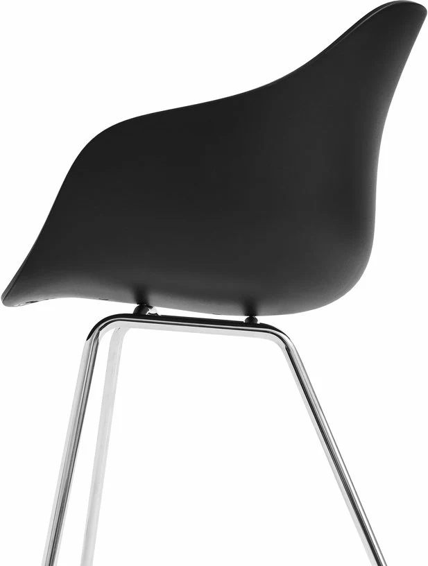 Chaise avec accoudoirs en plastique recyclé noir et pieds en acier chromé AAC 226 2.0 - HAY