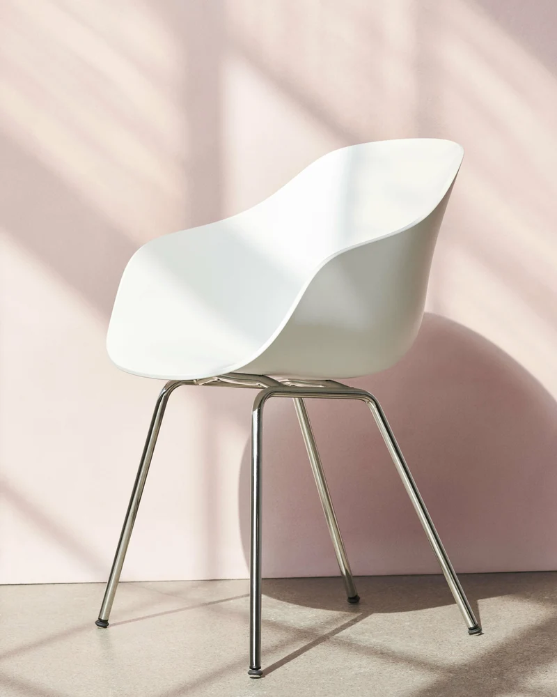 Chaise avec accoudoirs en plastique recyclé noir et pieds en acier chromé AAC 226 2.0 - HAY