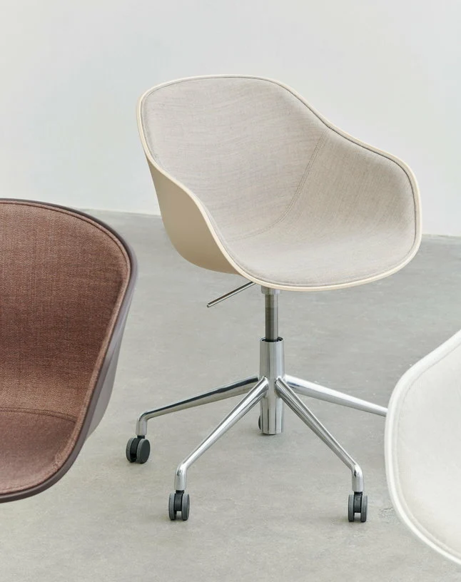 Chaise réglable à roulettes en plastique recyclé dusty mint et pieds en aluminium AAC 252 2.0 - HAY