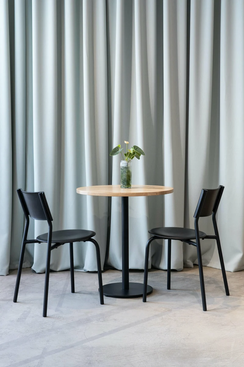 Table à manger ronde en chêne et piétement en acier gris 70 x 75 cm Moka - TIPTOE