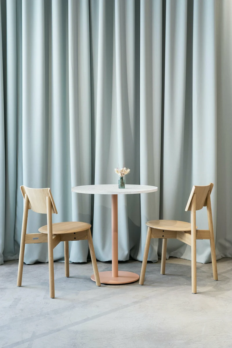 Table à manger ronde en chêne et piétement en acier gris 70 x 75 cm Moka - TIPTOE