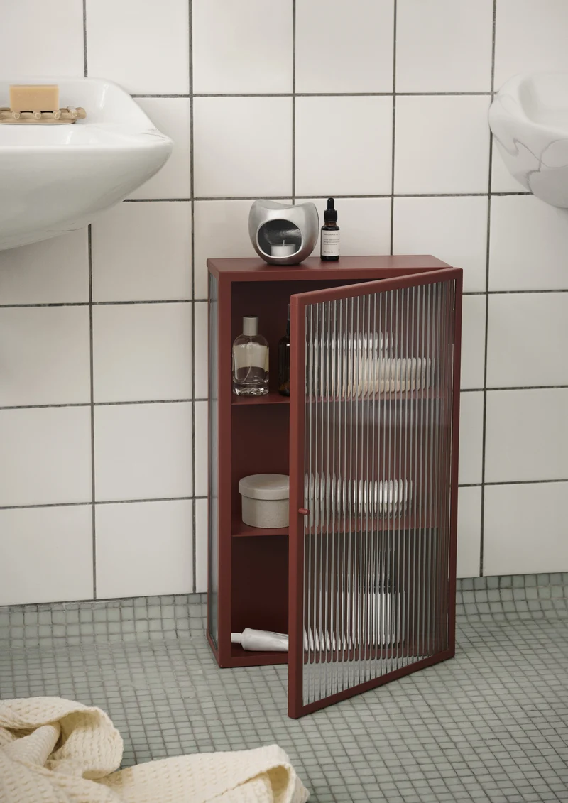 Vitrine murale en verre roseau rouge Haze - Ferm Living