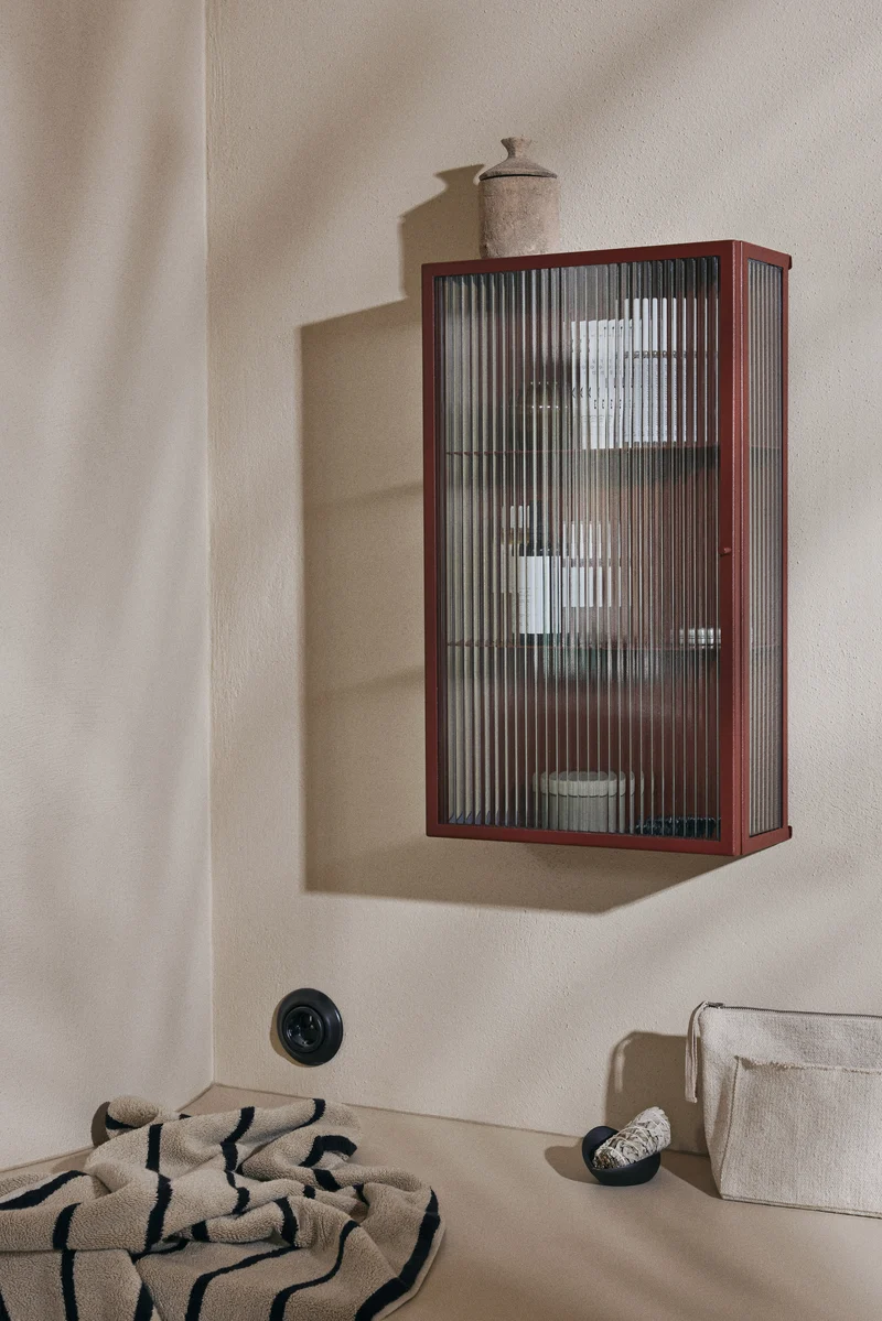 Vitrine murale en verre roseau rouge Haze - Ferm Living