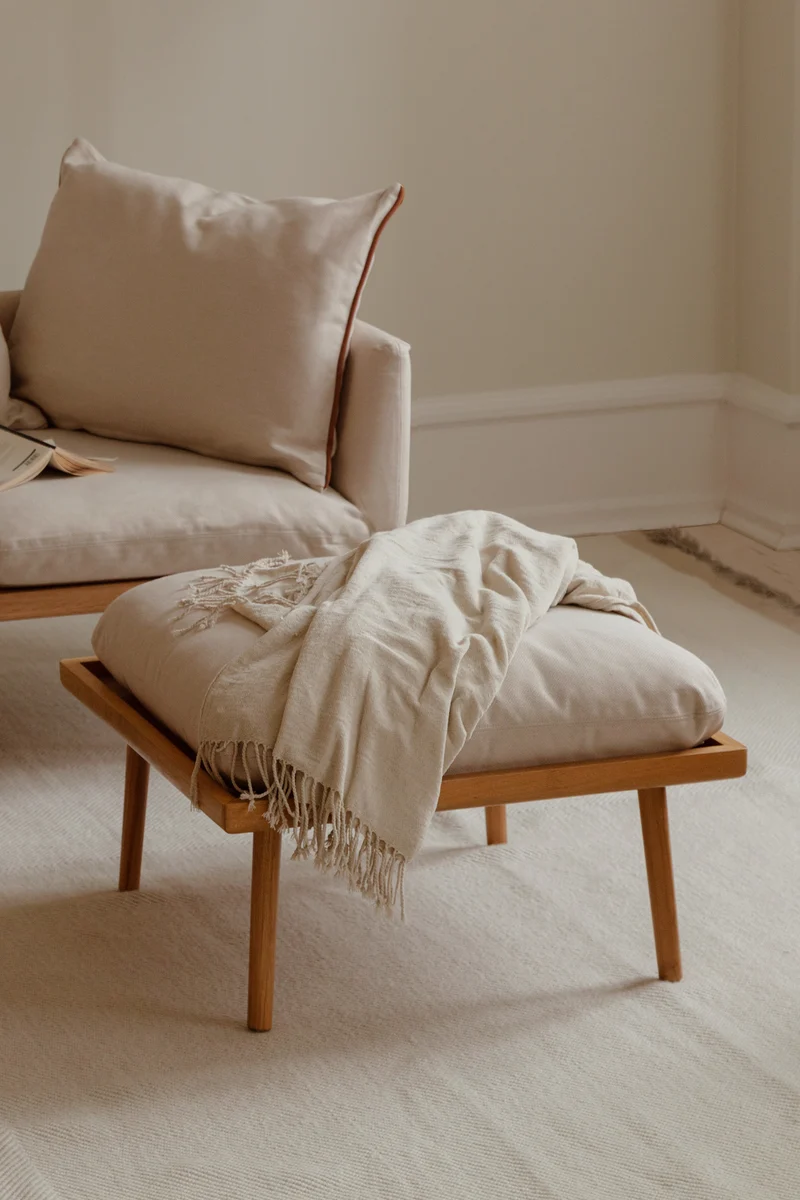 Pouf en chêne avec coussin blanc 71 x 40 cm Lounge Around - UMAGE
