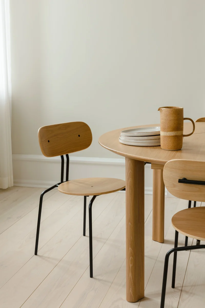 Chaise empilable en contreplaqué chêne et acier noir Curious - UMAGE