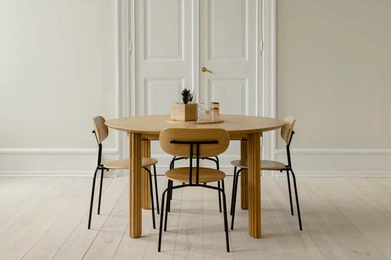 Chaise empilable en contreplaqué chêne et acier noir Curious - UMAGE
