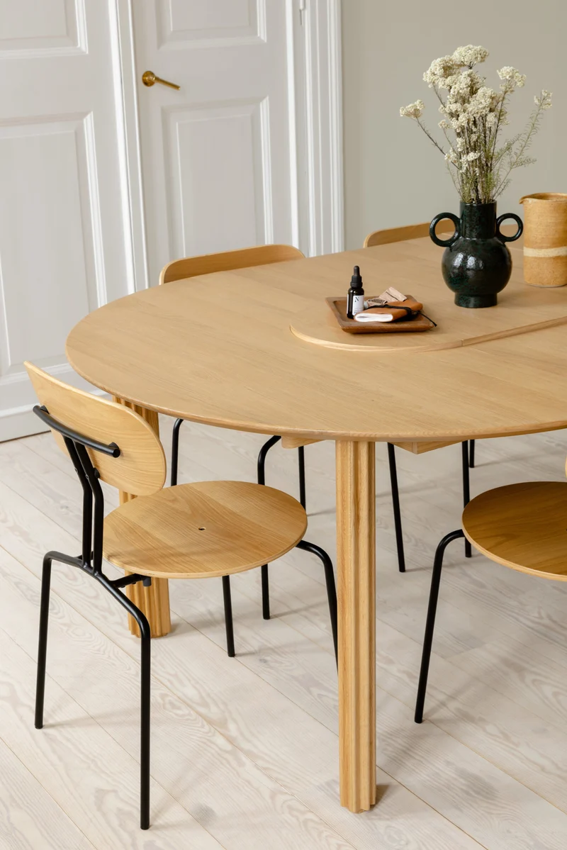 Chaise empilable en contreplaqué chêne et acier noir Curious - UMAGE