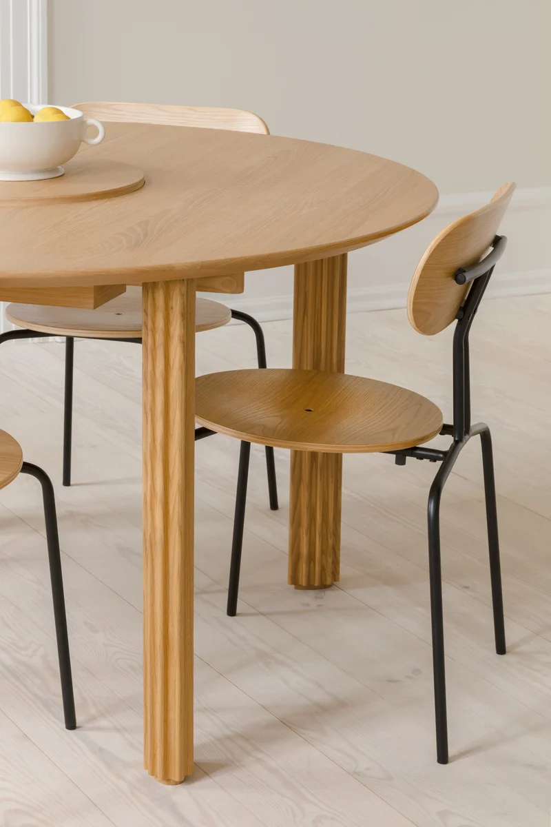 Chaise empilable en contreplaqué chêne et acier noir Curious - UMAGE