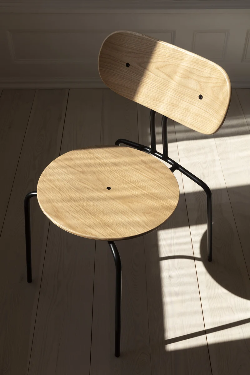 Chaise empilable en contreplaqué chêne et acier noir Curious - UMAGE