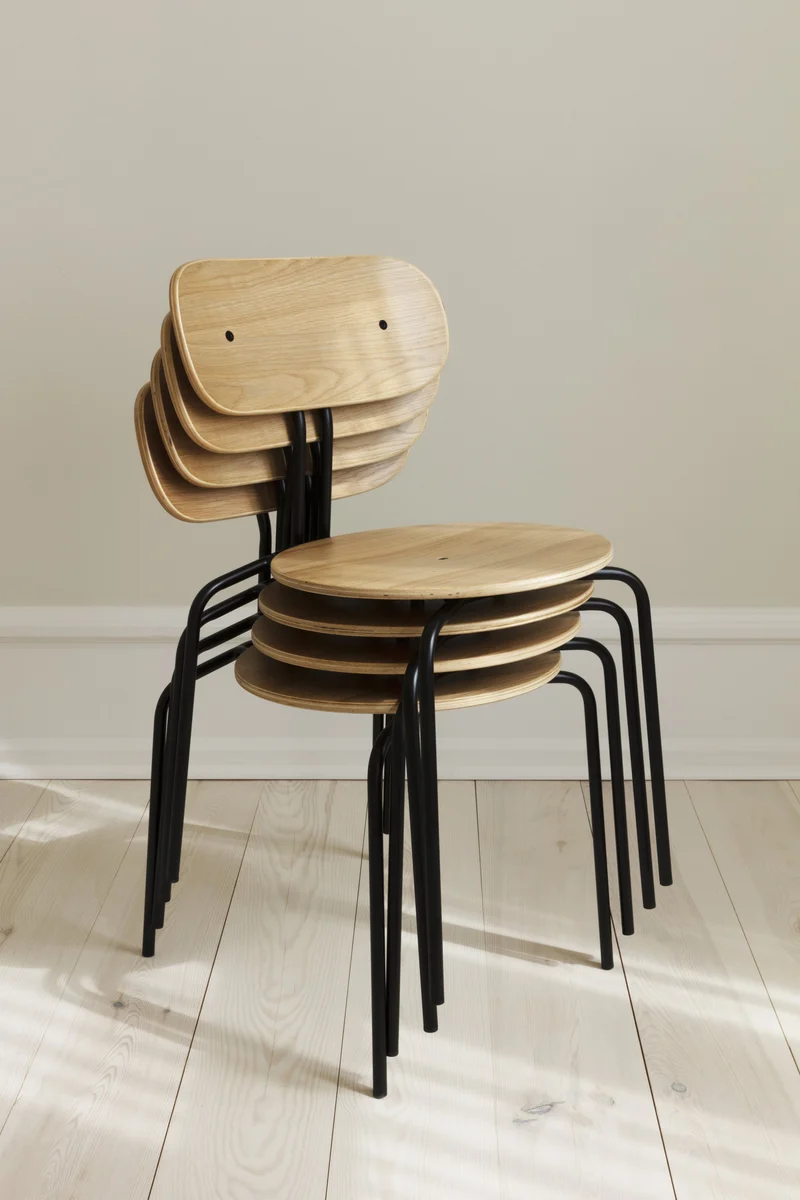 Chaise empilable en contreplaqué chêne et acier noir Curious - UMAGE