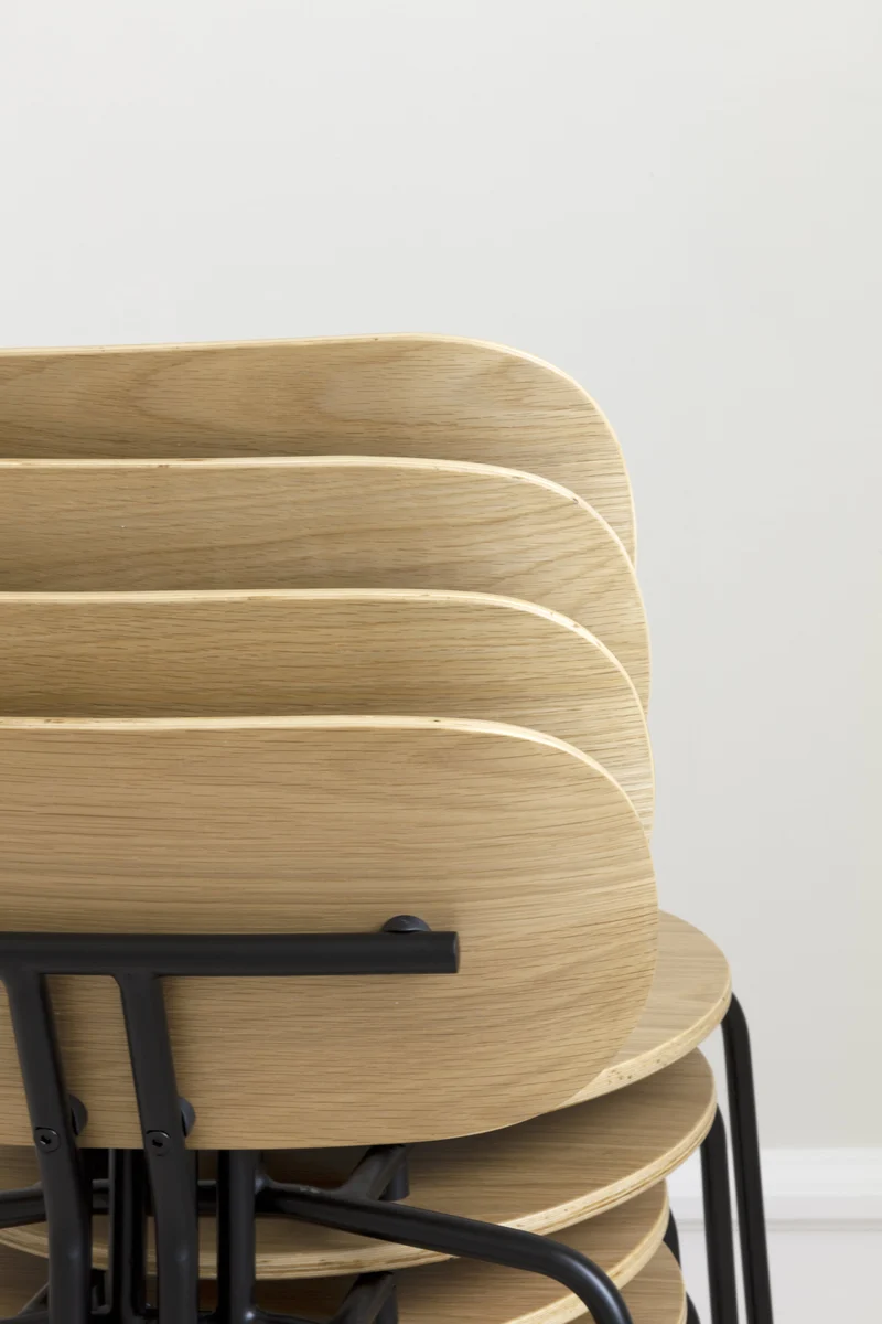 Chaise empilable en contreplaqué chêne et acier noir Curious - UMAGE