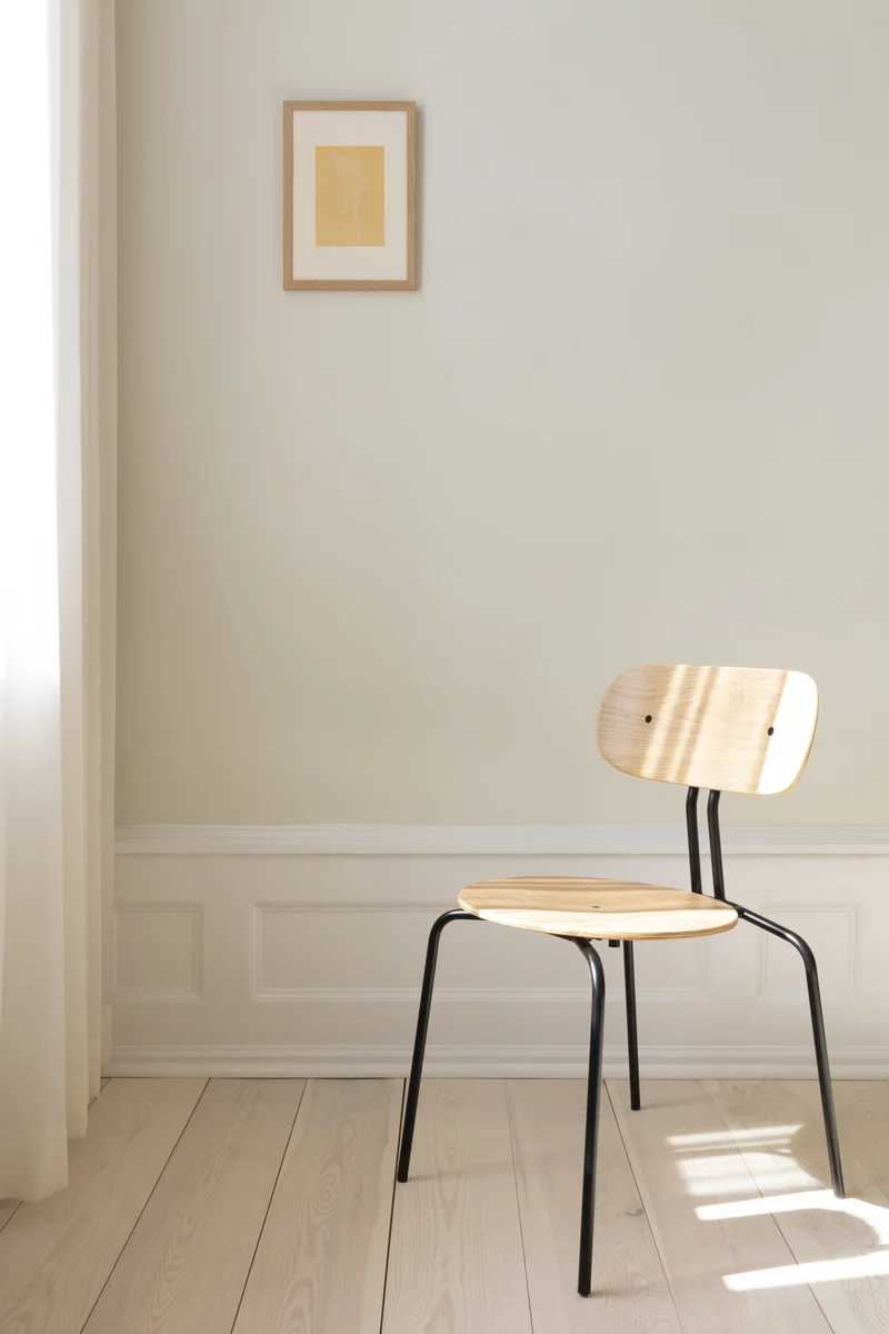 Chaise empilable en contreplaqué chêne et acier noir Curious - UMAGE