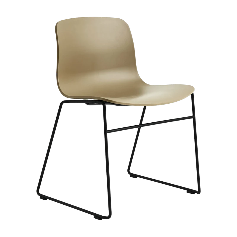 Chaise en plastique recyclé argile et pieds noirs AAC 08 2.0 - HAY