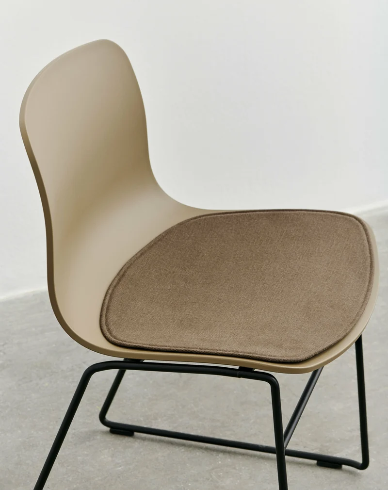 Chaise en plastique recyclé argile et pieds noirs AAC 08 2.0 - HAY