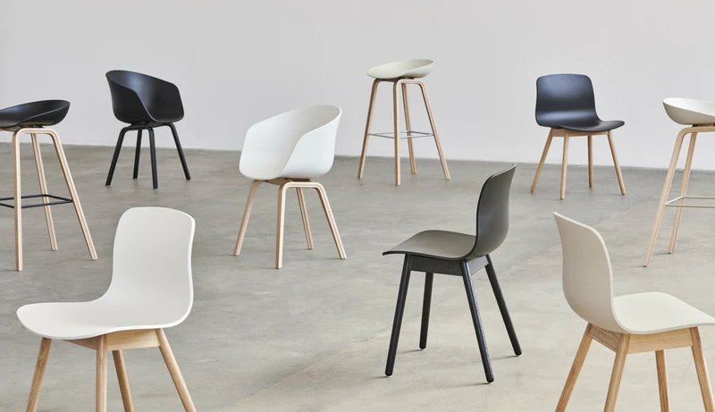 Chaise en plastique recyclé crème et pieds en chêne AAC 12 2.0 - HAY