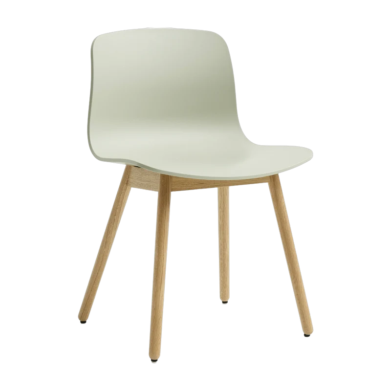 Chaise en plastique recyclé vert pastel et pieds en chêne AAC 12 2.0 - HAY