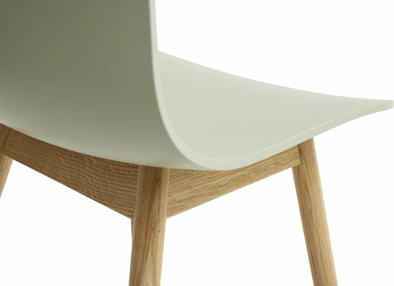 Chaise en plastique recyclé vert pastel et pieds en chêne AAC 12 2.0 - HAY
