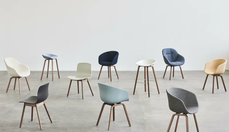 Chaise en plastique recyclé vert pastel et pieds en chêne AAC 12 2.0 - HAY