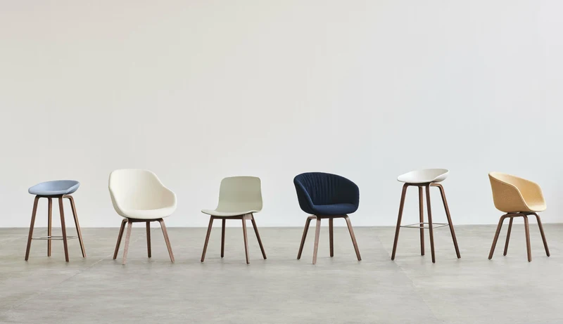Chaise en plastique recyclé vert pastel et pieds en chêne AAC 12 2.0 - HAY
