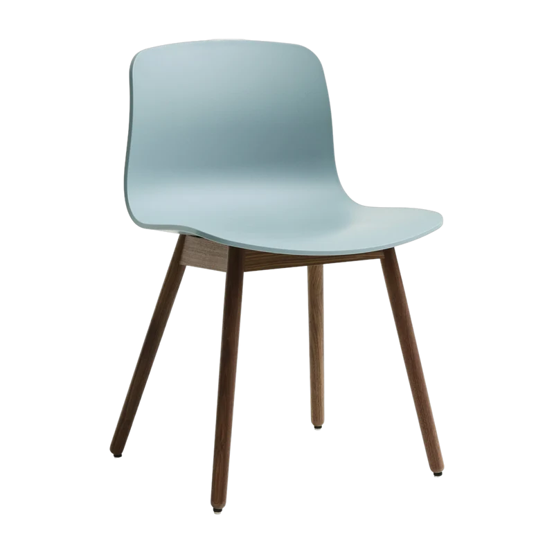 Chaise en plastique recyclé dusty blue et pieds en noyer AAC 12 2.0 - HAY