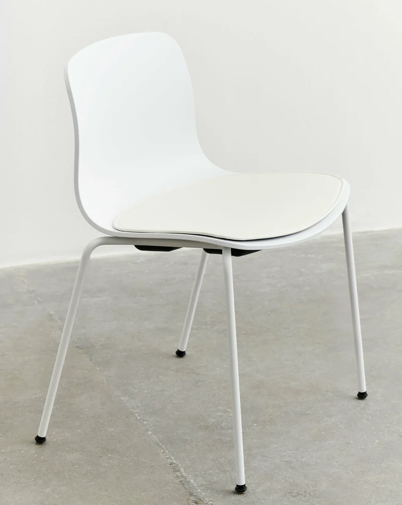 Chaise en plastique recyclé blanc et pieds en acier blanc AAC 16 2.0 - HAY
