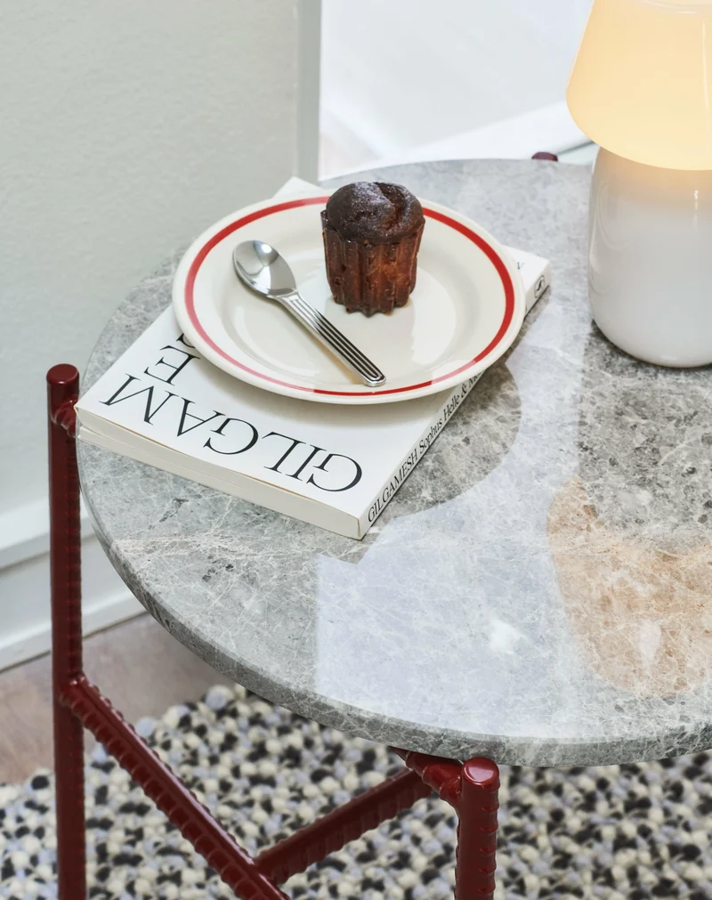 Table d'appoint ronde en marbre et piètement en acier rouge 40 cm Rebar - Hay