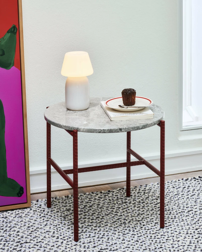 Table d'appoint ronde en marbre et piètement en acier rouge 40 cm Rebar - Hay