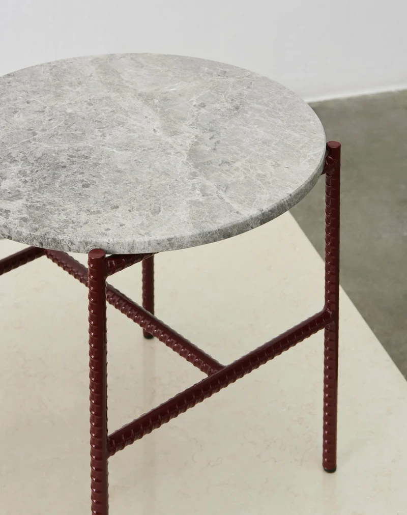 Table d'appoint ronde en marbre et piètement en acier rouge 40 cm Rebar - Hay