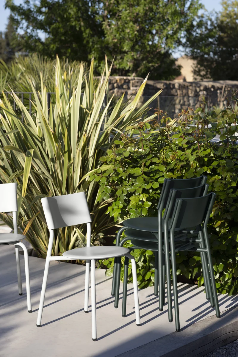 Chaise de jardin en plastique recyclé gris craie Midi - TIPTOE