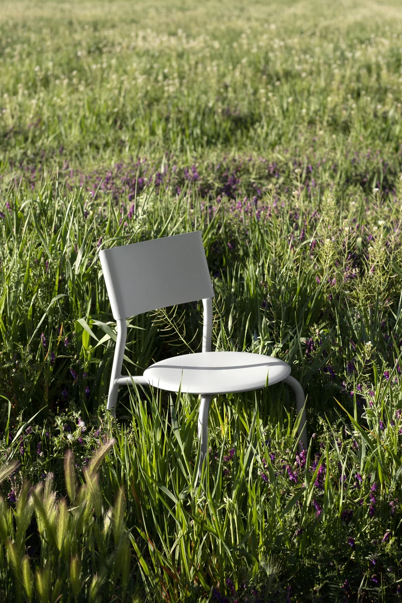 Chaise de jardin en plastique recyclé gris craie Midi - TIPTOE