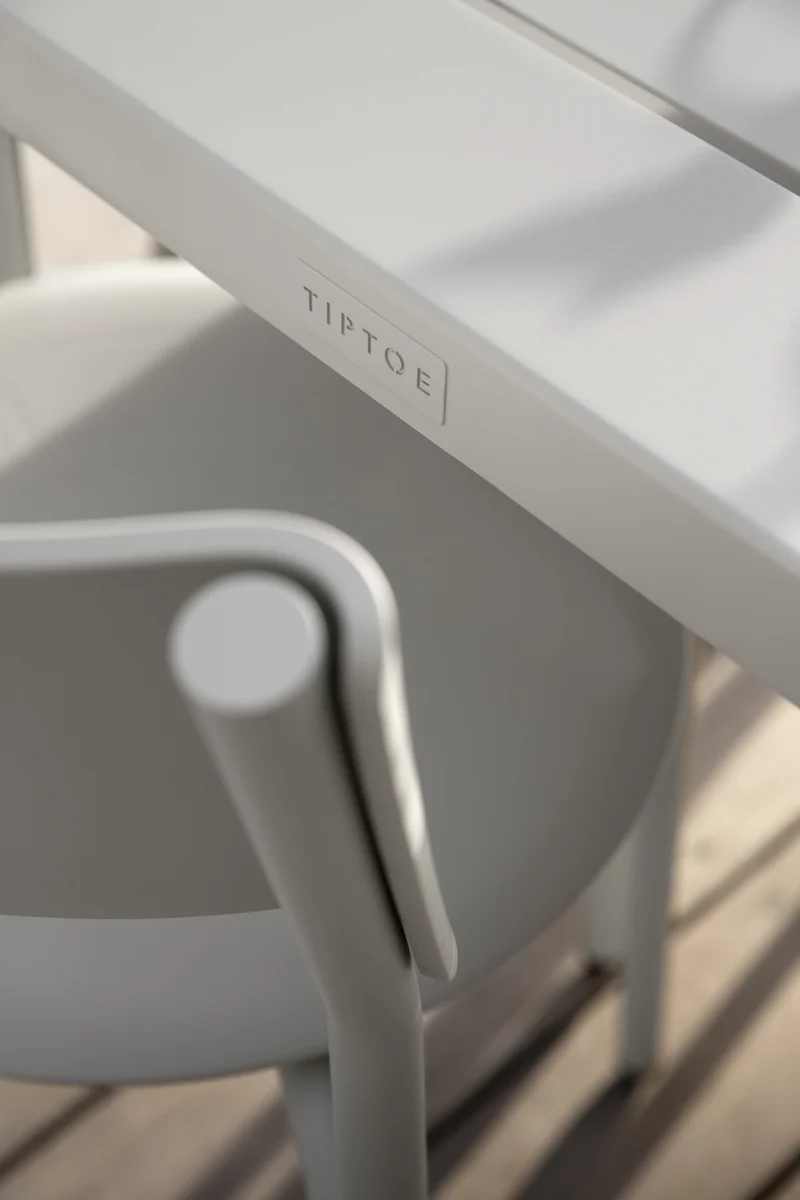 Chaise de jardin en plastique recyclé gris craie Midi - TIPTOE