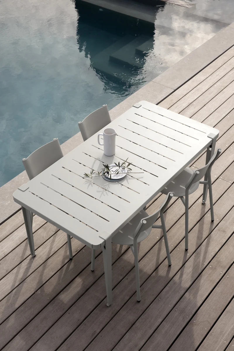 Chaise de jardin en plastique recyclé gris craie Midi - TIPTOE