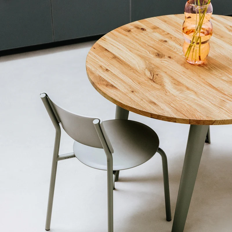 Table à manger ronde en bois ancien et piètement en acier blanc 110 x 75 cm New modern - TIPTOE