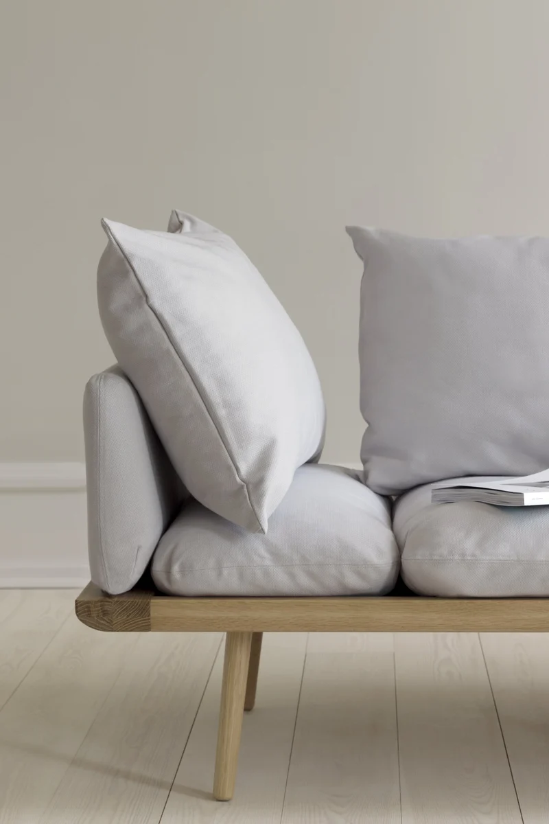 Canapé en chêne naturel et tissu gris clair 231 cm Lounge Around - UMAGE
