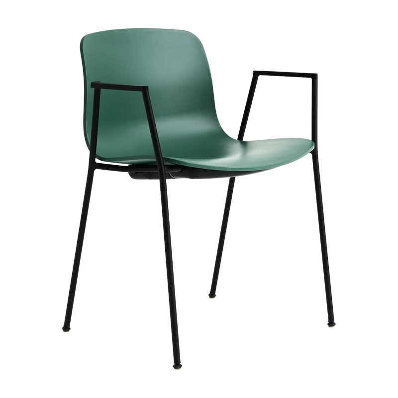 Chaise avec accoudoirs en plastique recyclé vert et pieds en acier noir AAC 18 2.0 - HAY