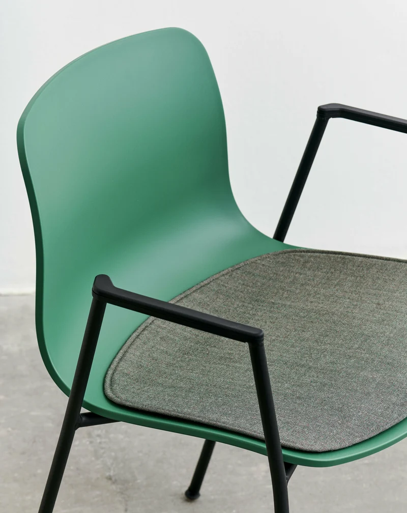 Chaise avec accoudoirs en plastique recyclé vert et pieds en acier noir AAC 18 2.0 - HAY