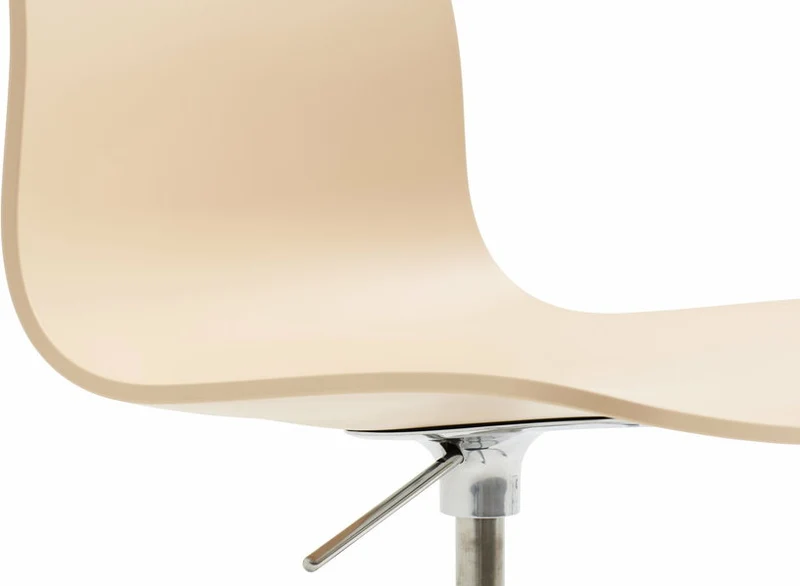 Chaise à roulettes en plastique recyclé pêche et pieds en aluminium AAC 50 2.0 - HAY