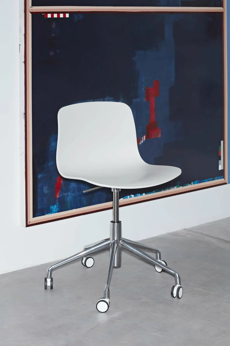 Chaise à roulettes en plastique recyclé pêche et pieds en aluminium AAC 50 2.0 - HAY