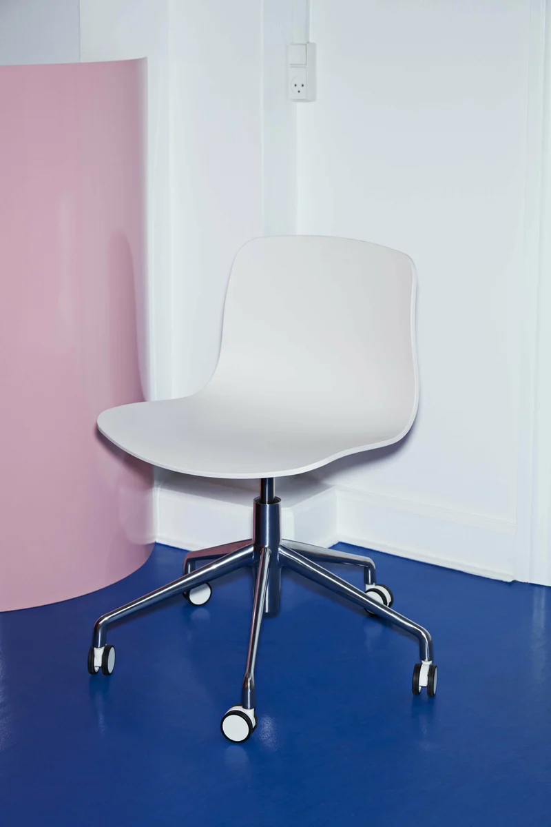 Chaise à roulettes en plastique recyclé pêche et pieds en aluminium AAC 50 2.0 - HAY