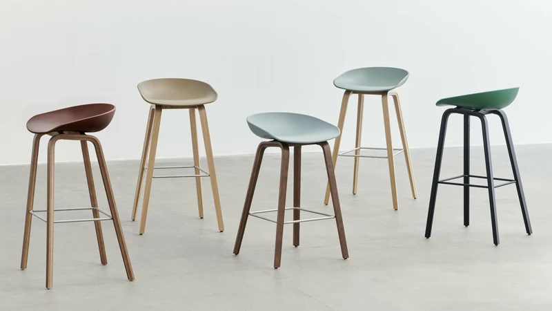Tabouret de bar en plastique recyclé dusty blue et pieds en noyer 65 cm AAS 32 2.0 - HAY