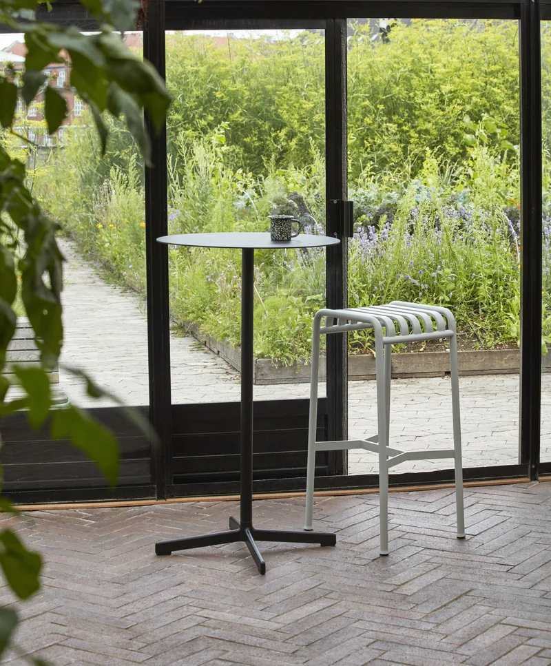 Tabouret de bar en métal rouge Palissade - HAY