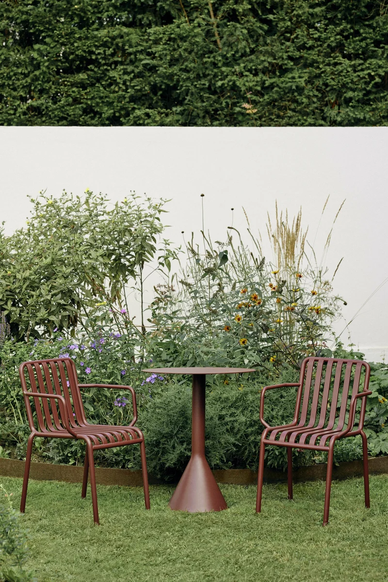 Chaise de jardin avec accoudoirs en métal rouge Palissade - HAY