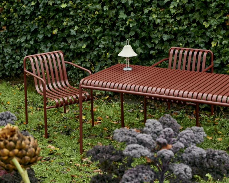 Fauteuil de jardin avec accoudoir en métal rouge Palissade - HAY