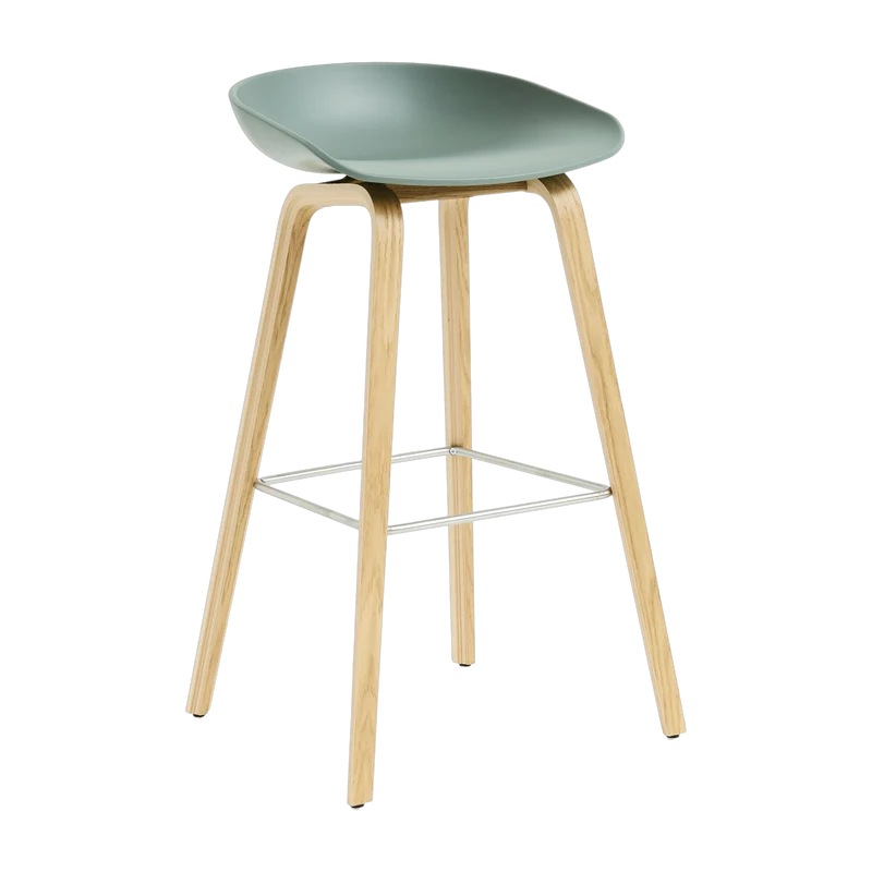 Tabouret de bar en plastique recyclé vert automne et pieds en chêne 75 cm AAS 32 2.0 - HAY