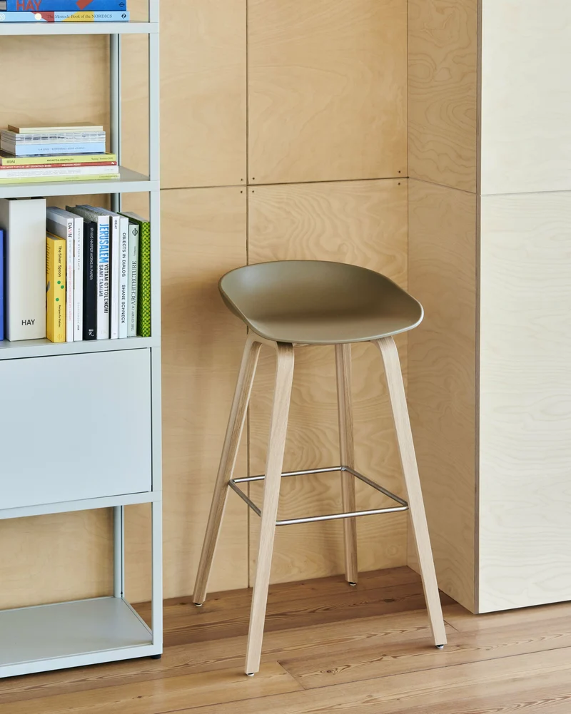 Tabouret de bar en plastique recyclé vert automne et pieds en chêne 75 cm AAS 32 2.0 - HAY